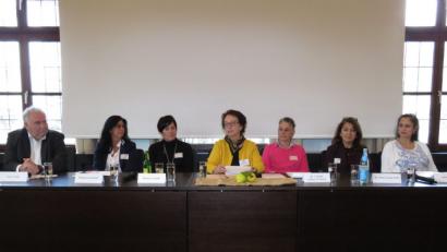 Bild: ubb
Peter Gold vom Jugendamt Tirschenreuth, Erzieherin Michaela Schnidt, Hebamme Hedwig Arnold, Moderatorin Marianne Fütterer von Koki, Allgemeinärztin Dr. Cordula Köhler-Weinrich, Frauenärztin Dr. Sema Tasali-Stoll und Familienhebamme Annett Arndt (v. li.) bildeten die Gesprächsrunde am Podium.