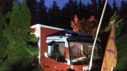 Bild: Beer
Das Feuerwehrauto kracht gegen den Zaun.