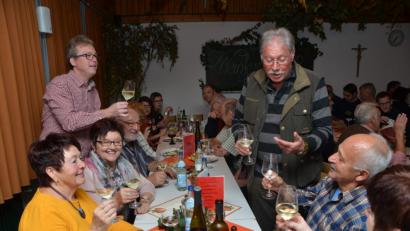 Bild: dob
Die Waldthurner Stammgruppe lässt das Weinfest der Vohenstraußer Stützpunktwehr nicht aus. Dazu schmecken die Pahle-Weine aus Rheinhessen auch viel zu gut. Küfermeister Heinz Pahle (stehend, rechts) und FFW-Vorsitzender Peter Grosser stoßen gerne mit den Besuchern an.