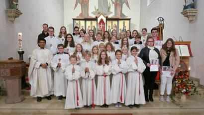 Bild: bsc
Pfarrer Joseph (links) begrüßte bei einem feierlichen Gottesdienst fünf neue Ministranten in der Pfarrei „Maria Immaculata“. Die drei Mädchen und zwei Buben (vorne) wurden von dem Priester, den restlichen „Lausbuben Gottes“ und Betreuer Carsten Klöble (hinten links) in die Gemeinschaft eingeführt und willkommen geheißen. Mit Erinnerungsurkunden wurden die scheidenden Ministranten (rechts) verabschiedet.