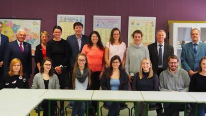 Bild: Bühner
Tschechisch-Studenten der Dolmetscher-Fachakademie Weiden zusammen mit ihren Gästen von der Schulverwaltung des Bezirks Pilsen und der Bezirksregierung Regensburg. Mit dabei die Studiendirektoren Thomas Neumann und Andrea Hielscher (stehend, Erster und Vierte von links).