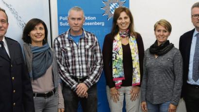 Bild: ge
Erster Polizeihauptkommissar Michael Kernebeck (links) und Bürgermeister Michael Göth (rechts) mit den vier Geehrten, die sie um weiteres Engagement baten (von links): Inna Lehnerer, Arno Thomeczek, Regina Schärtl und Andrea Zeitler.