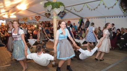 Bild: fz
Die Kirwamädls legen sich mächtig ins Zeug, um ihre Burschen zu händeln.