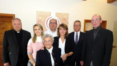 Bild: ubb
Freude bei der Einweihung der neuen Physiotherapiepraxis von Monika Haas-Lehner: (von links) Regionaldekan und Stadtpfarrer Georg Flierl, Tochter Natalie Haas-Lehner, Ehemann Ferdinand Lehner, Mutter Aloisia Haas, Physiotherapeutin Monika Haas-Lehner, Bürgermeister Franz Stahl und Diakon Friedrich Lieb.