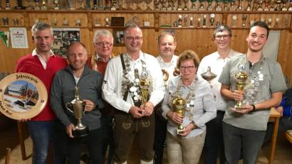 Bild: jub
Die erfolgreichen Schützen: (von links) Erich Flor (mit der Jahresscheibe), Mario Laubert, Eduard Frauenreuther, Thomas Graf, Josef Bachmayer, Freia Bachmayer, Rüdiger Hettler und Benedikt Hösl.