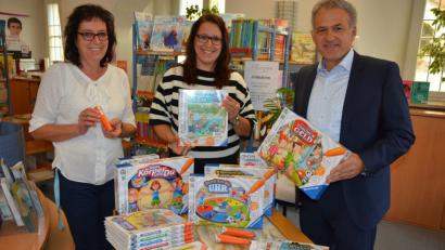 Bild: jr
Bücherei-Leiterin Viola Rieß, Sandra Schug und Bürgermeister Roland Grillmeier (von links) präsentieren das neue Tiptoi-Angebot, das ab 2. November in der Stadtbücherei erhältlich ist.