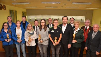 Bild: dob
SPD-Bundestagsabgeordneter Uli Grötsch (Fünfter von rechts) tritt bei dem gauübergreifenden Wettbewerb als Sponsor auf. Die Sieger durften rot-goldene Pokale in Empfang nehmen.