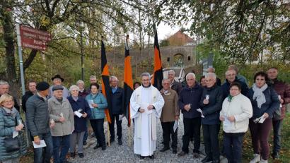 Bild: hir
Die Kolpingsfamilien aus dem Bezirksverband Schwandorf feierten zusammen mit Bezirkspräses Hannes Lorenz (Mitte) rund um die Nabburger Altstadt mit einem eindrucksvollen Stationengottesdienst den Weltgebetstag und stellten dabei die Schöpfung in den Mittelpunkt.