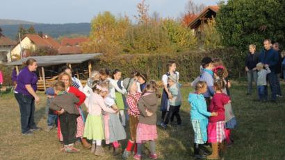 Bild: ads
Eine der Besonderheiten der Faschterer Kirwa ist das Baumaustanzen durch den Nachwuchs der Kirwaleut'. Die zwölf kleinen Paare beweisen auch heuer, dass sie den großen tänzerisch in keinster Weise nachstehen.