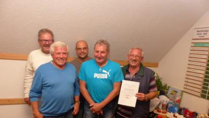 Bild: hme
Der Ehrenvorsitzende Georg Kick hat beim Preisschafkopf die besten Karten.