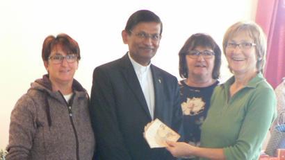 Bild: lep
Pfarrer Augustin Lobo (Mitte) freut sich sehr, als ihm Gertrud Lehner, Heidi Trenz (von rechts) sowie Birgit Strauß (links) acht braune Geldscheine übergeben. Die 400 Euro sind der Beitrag des Missionskreises zu den Nebenkosten des Pfarrzentrums Sankt Josef.