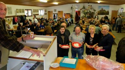 Bild: le
Bei der Versteigerung ist Ehrenvorsitzender Horst Sommer in seinem Element.