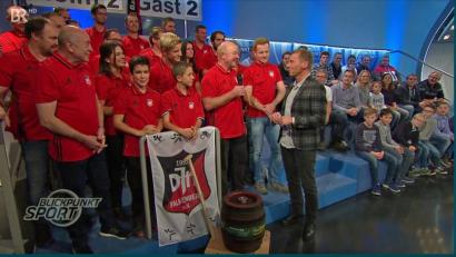 Bild: Benkhardt
Moderator Markus Othmer interviewt im Studio auch DJK-Vorsitzenden Hubert Mark. Auch Albert Üblacker (vorne links), der Vorsitzende des Förderkreises, war mit nach München gefahren.