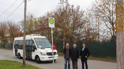 Bild: wec
Hans-Jürgen Haas (Geschäftsleiter ZNAS), Bürgermister Josef Gilch und Jörg Bruckner an der Haltestelle Untere Zell bei der Firma Aquado im Industriegebiet Ebermannsdorf.