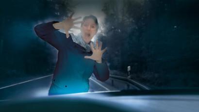 Bild: trendobjects/BG ETEM - Berufsgenossenschaft Energie Textil Elektro Medienerzeugnisse/obs |
Fußgänger und Radfahrer mit dunkler Kleidung sind für Autofahrer in der Dämmerung praktisch unsichtbar (Symbolbild). Reflektierende Elemente auf Jacken und Hosen erhöhen nicht nur die Sichtbarkeit im Straßenverkehr, sie können lebensrettend sein.