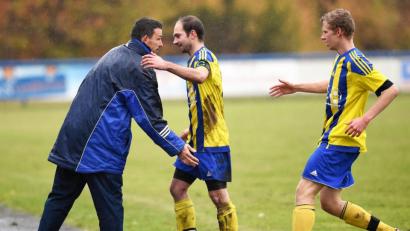 Bild: btg
Weiherhammers Trainer Klaus Herrmann (links) beglückwünschte Sven Wunder zu seinem Treffer zum zwischenzeitlichen 2:2.