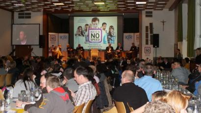 Bild: rti
Podiumsdiskussion in Plößberg. Mit verschiedenen Veranstaltungen und Aktionen klärte „Need NO Speed“ über die Gefahren von Drogen auf. Seit 2012 engagierten sich Experten in einem Netzwerk, 2016 folgte eine Regionale Präventionsstelle.