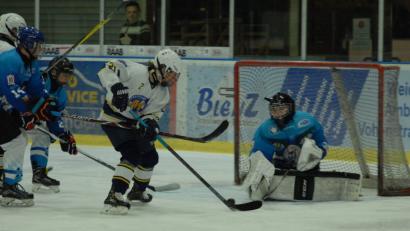 Bild: Rudi Gebert
Die Bundesliga-Jugend des 1. EV Weiden feierte beim Doppel-Einsatz am vergangenen Wochenende zwei Siege: 6:2 gegen den EHC München (Szene) und 5:4 nach Penaltyschießen beim EHC Straubing.