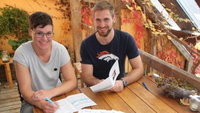 Bild: kro
Auch junge Leute – wie hier im Bild Johanna und Benedikt Wenisch – soll der Fragebogen des „Konnersreuther Rings“ ansprechen.