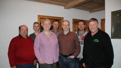 Bild: frd
Gaujungendleiterin Martina Herrmann (dritte von links) hatte die Jugendleiter der Gau- Schützenvereine zu einer Versammlung in das Heim des Bogenclubs Oberviechtach eingeladen, um mit ihnen nach der Jahresbilanz die weitere Vorgehensweise in Sachen positiver Jugendarbeit zu besprechen. Bild: frd
