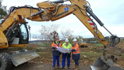 Bild:  Wieder
Helmut Wagner (rechts) und Robert Wegner (Mitte) weisen einen Mitarbeiter auf der Baustelle ein. Am Montag starten bereits die Grabearbeiten für die Umlegung der Gasleitung im Bereich des Waldnaabdükers.