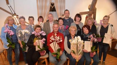 Bild: fz
Siegerin beim Blumenschmuck-Wettbewerb ist wie im Vorjahr Gerda Scholz (sitzend, Zweite von rechts).