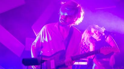 Bild: otj
Leyya haben am Samstag sichtlich Spaß am Gig in der Sünde. Mächtige Unterstützung bekommen Markus Kleebauer und Sophie Lindinger von einer energiereichen Live-Band.