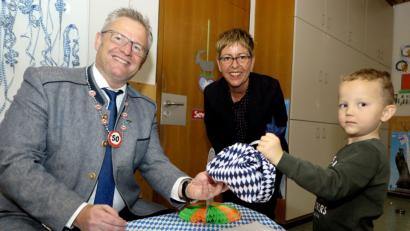 Bild: Hirsch
Der kleine Paul und Kindergartenleiterin Johanna Riehl überreichten OB Andreas Feller ein Geschenktuch mit Schnupftabak.
