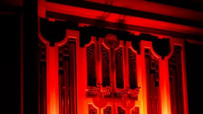 Bild: gac
Auch die große Schmidt-Weigle-Orgel der Christuskirche ist rot erleuchtet, als Dekanatskantor Hennecke bei Vivaldis "Follia" alle Register zieht.