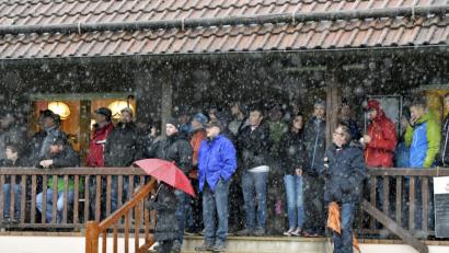 Bild: Ziegler
Bei Schneegestöber verloren sich nur 90 frierende Zuschauer, die sich mit ihren Regenschirmen unter das Terrassendach des Clubheims flüchteten, zum Nachbarderby in der Kreisklasse Süd zwischen dem 1. Edelsfeld und dem SV Kauerhof auf dem Sportgelände am Hahnenkamm