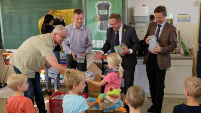 Bild: Stadt Amberg/exb
Die Brotzeitboxen verteilen (von links) Abfallberater Ingolf Just, Matthias Seufert, stellvertretender Leiter des Amts für Ordnung und Umwelt, Bürgermeister Martin Preuß und Umweltreferent Bernhard Mitko.
