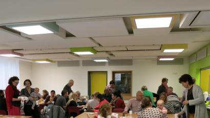 Bild: rn
Beim Neugeborenenempfang treffen sich wieder frischgebackene Eltern in der Markus-Gottwalt-Schule. Dabei können sie sich mit verschiedenen Ansprechpartnern bei Kaffee und Kuchen austauschen.