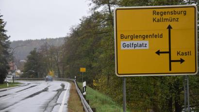 Bild: bö
Zu den Schildern, die im Vilstal Verkehrsteilnehmern den Weg weisen, sollen jetzt noch ergänzende für den Militärverkehr zum Übungsplatz Hohenfels hinzukommen. Sie sollen dafür sorgen, dass sich die Soldaten mit ihren schweren Fahrzeugen nicht mehr in den Ortskernen verirren.