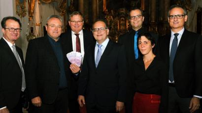 Bild: gf
Über die großzügigen Spenden der Orgelkonzert-Besucher freuen sich (von links) VR-Bank-Vorstand Dieter Paintner, Franz Meier, Oberbürgermeister Michael Cerny, Organist Bernhard Müllers, Stadtpfarrer Thomas Helm, Kulturfachkraft Barbara Frey und Kulturreferent Wolfgang Dersch.
