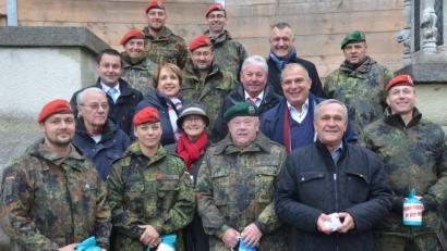 Bild: Kunz
Für die Kriegsgräberfürsorge sammelten Prominente aus Bundeswehr und Politik.