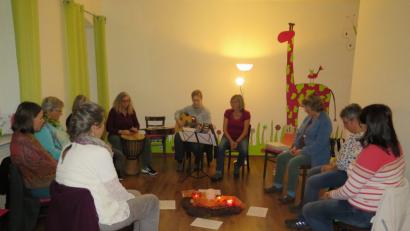 Bild: jzk
Beim Chantabend mit der Sozialpädagogin Andrea Kick (Vierte von rechts) spürten die Frauen, wie gut das Singen für Körper, Geist und Seele ist.