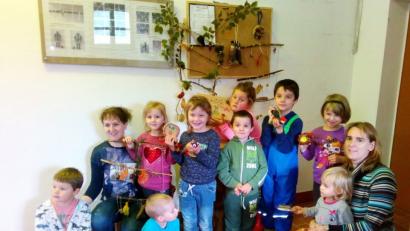 Bild: hl
Die Kinder basteln mit Sabine Prechtl (rechts) und Martina Wurm (Zweite von links) nach der Naturerkundung im Feuerwehrhaus Beringersreuth kleine Dinge.