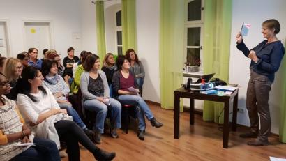 Bild: jzk
Mit viel Humor würzte Theresia Schwarz ihren Vortrag über die schwierige Zeit der Pubertät ihrer Kinder.