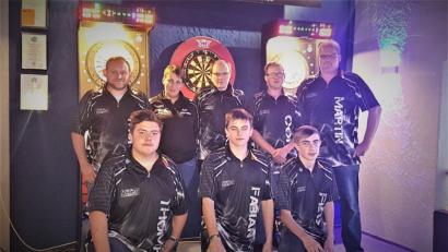 Bild: gz
Das erste Jugendteam bilden Thomas Zwick, Fabian Dierl und Florian Wagner (vorne, von links) und Kevin Brenner (hinten, Zweiter von rechts). Aushelfer sind Kapitän Thomas Danzl, Steffi Riedl und Josef Ebnet (hinten, von links) und Vorsitzender Martin Bauer (hinten, rechts).