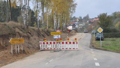 Bild: dob
Zwischen Lämersdorf und Hammer ist die Kreisstraße NEW 23 derzeit komplett für den Verkehr gesperrt. Grund ist die Verlegung des Wärmeleitungsnetzes vom Bioenergielandwirt Mitlmeier bis zum Sägewerk Herold.