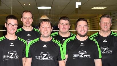 Bild: fjo
Nach dem Aufstieg in die Bezirksoberliga glücken (von links) Felix Uschold, Thomas Wild, Franz Strobl junior, Dominik Hölzel. Dominik Zintl und Hugo Wild schon ein neuer Bahnrekord.