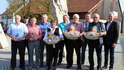 Bild: pko
Firmenchef Andreas Insinger (rechts) zeichnete bei einer Feierstunde treue Mitarbeiter aus und verabschiedete drei in den Ruhestand.