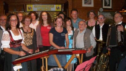 Bild: exb
Mit Zithermusik, Witzen und beliebten volkstümlichen Weisen unterhalten die Akteure des Musikantenstammtisches ihre Gäste aufs Beste.