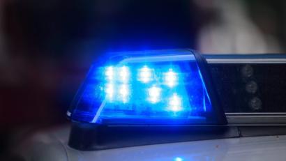 Bild: Jens Wolf
Blaulicht auf einem Fahrzeug der Polizei. Foto: Jens Wolf/Archiv