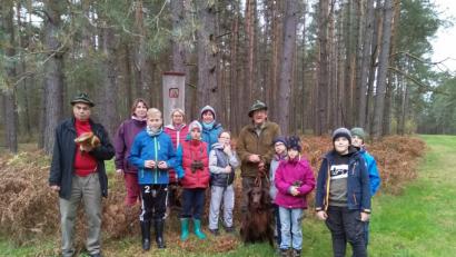 Bild: exb
Gebenbacher Kinder begleiten den Jäger Norbert Graf und seinen Hund Birko durch den Wald.