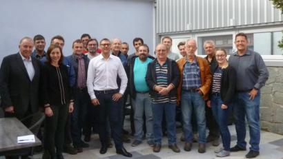 Bild: omu
Baurätin Huberta Bock (Dritte von links) und Abteilungsleiter Erik Bergner (Achter von links) vom Amt für ländliche Entwicklung begleiten das Startseminar der kleinen Dorferneuerung in Schlattein und Kalmreuth.