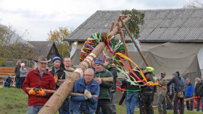 Bild: ow
Der erste Höhepunkt der Kirwa ist das Aufstellen des Baums. Unter dem Kommando von Sepp Plößner (links) wird dieser empor gewuchtet.