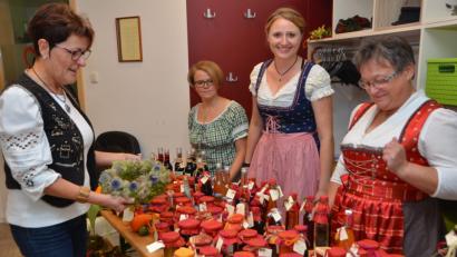 Bild: dob
Das furiose Finale des Herbstes konnten sich die Besucher der AWO-Tagespflegeeinrichtung mit nach Hause nehmen. Das Tagespflegeteam hatte allerhand Ideen aufgetischt.