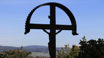 Bild: njn
Allerheiligen in Erbendorf: Blick vom Kreuz vor der Pfarrkirche auf den Steinwald.