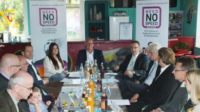 Bild: Harald Mohr
Da ist die Welt noch in Ordnung. Die Beteiligten am Projekt "Need NO Speed" treffen sich 2017 in der Cafeteria des Jugendzentrums. Anlass ist der Gewinn des Bayerischen Gesundheits- und Pflegepreises.